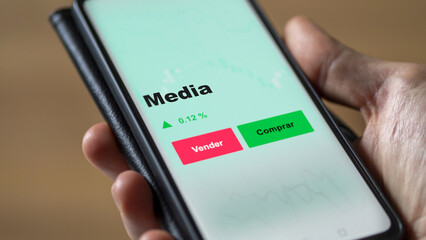 Un inversor está analizando el media etf fondo en pantalla. Un teléfono muestra los precios del ETF para invertir.