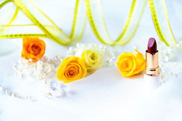 口紅とオレンジ色のバラと真珠とキラキラと黄色のリボンのデザイン（白バック）