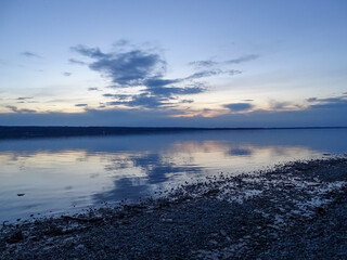 Fototapeta premium Romantische Abendstimmung am Ufer eines Sees