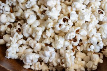 ポップコーンと木の器