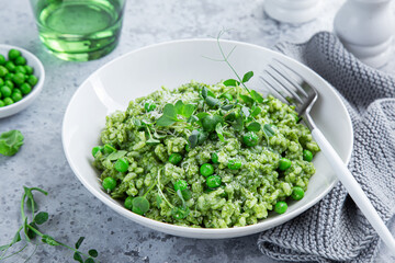 green peas and spinach risotto - 528236783