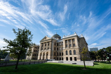 Side angle photo of Lucas county courthouse in downtown Toledo Ohio - obrazy, fototapety, plakaty