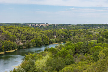 Fototapeta na wymiar Vue sur le village d’Aubais, dans le Gard, depuis le sommet de la Roque de Saint-Sériès au bord du Vidourle