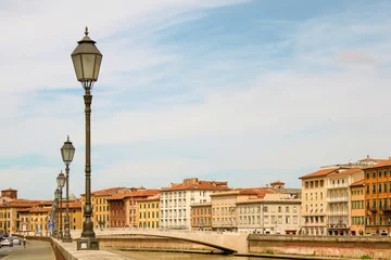 Crédence de cuisine en verre imprimé Tour de Pise Lampioni sul Lungarno Galileo Galilei di Pisa con facciate medievali e Ponte di mezzo