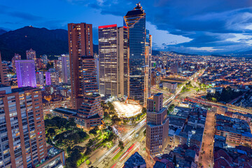 Paisaje urbano de noche de la ciudad de Bogotá, capital del pais Latinoamericano: Colombia.
