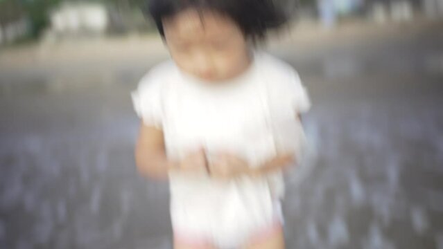 海でばかやろーと叫ぶ少女