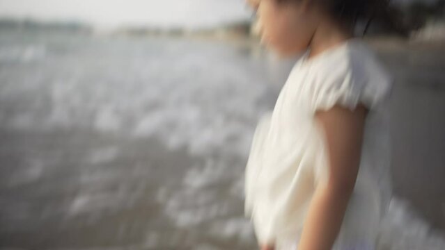 海でばかやろーと叫ぶ少女