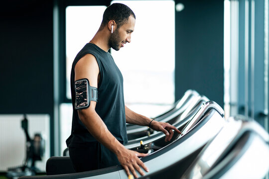 Sporty Muscular African American Guy Training On Treadmill At Gym