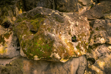 Felsen mit stein in eine Form.