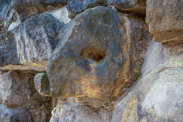 Felsen mit Form einen Kopf.