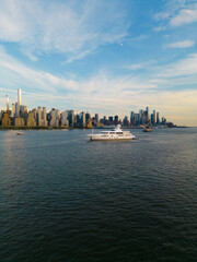 Obraz premium city skyline with boat