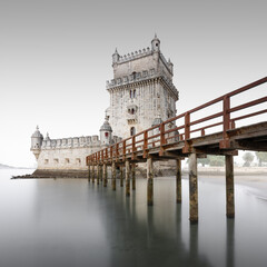 Langzeitbelichtung des fotogenen Torre de Belém in Portugal am Fluss Tejo