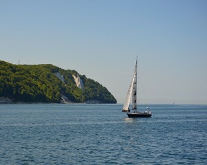 Obraz premium sailing ship yacht in the sea