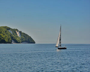 Obraz premium sailing ship yacht in the sea