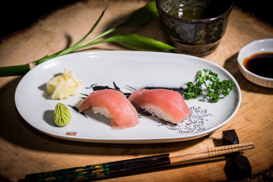 Pair nigiri tuna 