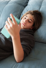 adolescente acessando redes sociais através do seu celular 