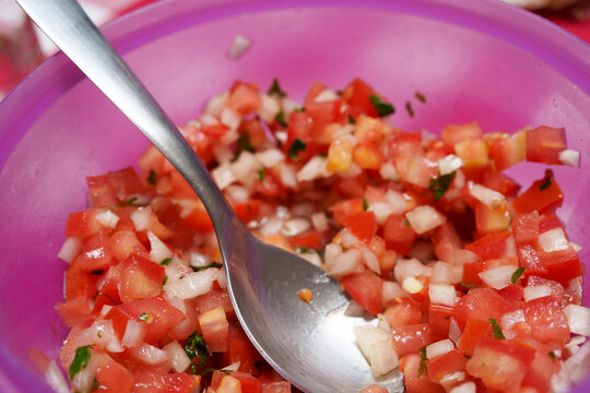 salada de vinagrete picado em pedacinhos e colocados dentro do recipiente de pl&aacute;stico 