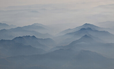 Fototapeta na wymiar mountains in the fog