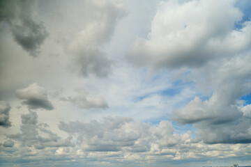 Obraz premium White cumulus clouds in the blue sky. Bright beautiful sky, copy space background