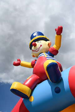 jeu gonflable amusement detente chateau clown couleur ciel