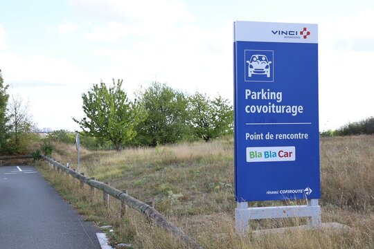 Entrée du parking de covoiturage Vinci à Poitiers Nord sur l'autoroute A10,  ville de Poitiers, département de la Vienne, France Stock Photo | Adobe  Stock