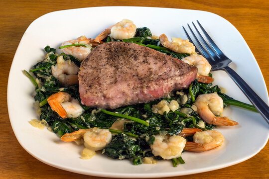 Season Tuna Steak  With Spinach Onions And Shrimp