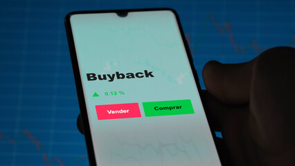Un inversor está analizando el buyback etf fondo en pantalla. Un teléfono muestra los precios del ETF para invertir. Texto en español.