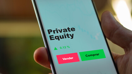 Un inversor está analizando el private equity etf fondo en pantalla. Un teléfono muestra los precios del ETF para invertir. Texto en español.
