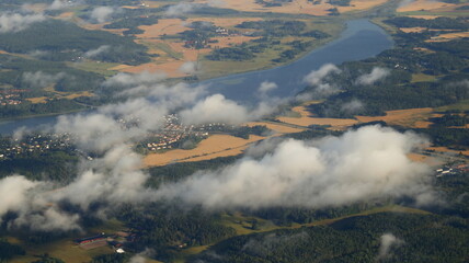 survol à haute altitude du lac Malar (Malaren) au nord de Stockholm en suède