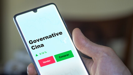 Un inversor está analizando el governative cina etf fondo en pantalla. Un teléfono muestra los precios del ETF para invertir.