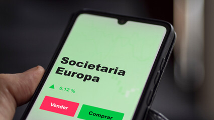 Naklejka premium Un inversor está analizando el societaria europa etf fondo en pantalla. Un teléfono muestra los precios del ETF para invertir, texto en español.