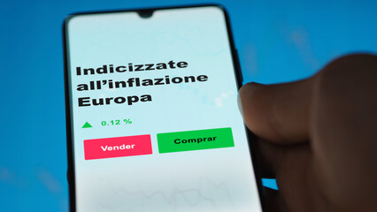 Naklejka premium Un inversor está analizando el indicizzate all’inflazione europa etf fondo en pantalla. Un teléfono muestra los precios del ETF para invertir.