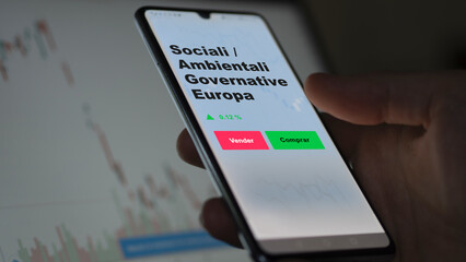 Un inversor está analizando el sociali / ambientali governative europa etf fondo en pantalla. Un teléfono muestra los precios del ETF ESG para invertir.