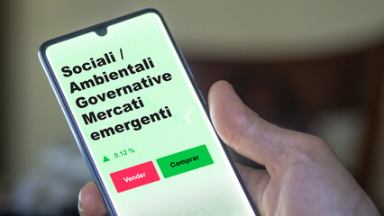 Un inversor está analizando el sociali / ambientali governative mercati emergenti etf fondo en pantalla. Un teléfono muestra los precios del ETF ESG para invertir.