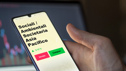 Un inversor está analizando el sociali / ambientali societaria asia pacifico etf fondo en pantalla. Un teléfono muestra los precios del ETF ESG para invertir.