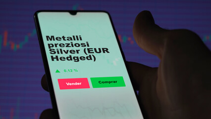Un inversor está analizando el metalli preziosi silver (eur hedged) etf fondo en pantalla. Un...