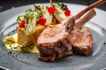 Rack of lamb with potato gratin and grilled broccoli