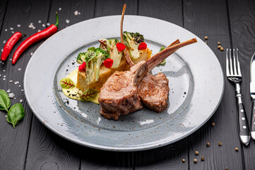 Rack of lamb with potato gratin and grilled broccoli