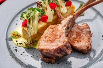 Rack of lamb with potato gratin and grilled broccoli