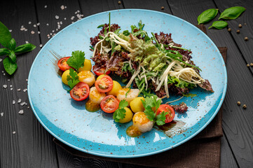 Grilled sea scallops with lettuce and tomatoes