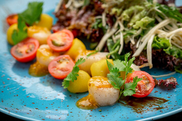 Grilled sea scallops with lettuce and tomatoes