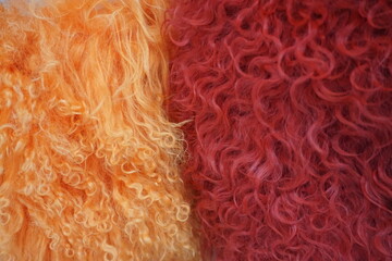 Orangenes und rotes Fell mit Fransenmuster