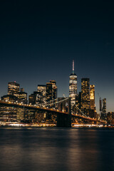 Fototapeta na wymiar Manhattan Bridge de nuit. Skyline de New York