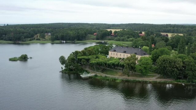 manoir et ch&acirc;teau sur les bords du lac M&auml;lar (M&auml;laren) en Su&egrave;de