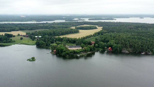manoir et ch&acirc;teau sur les bords du lac M&auml;lar (M&auml;laren) en Su&egrave;de