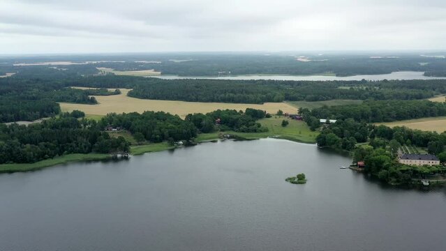 sur les bords du lac M&auml;lar (M&auml;laren) en Su&egrave;de