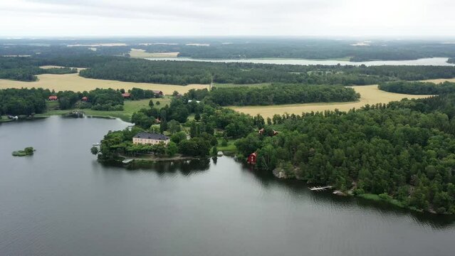 manoir et ch&acirc;teau sur les bords du lac M&auml;lar (M&auml;laren) en Su&egrave;de