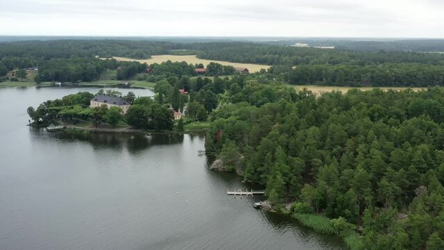 sur les bords du lac M&auml;lar (M&auml;laren) en Su&egrave;de