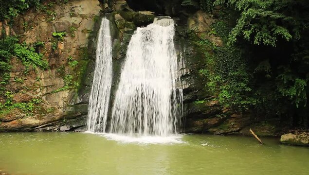 G&uuml;r&uuml;l g&uuml;r&uuml;l akan Canik Şelalesi