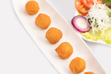 Indian Delhi Street Chaat Food Ram Laddu Pakode Or Raam Ladoo Pakore Is Made Of Moong Dal, Yellow Mung Lentils, Chana Daal. Served With White Radish Mooli, Nimbu, Tamatar, Imli Sauce, Green Chutney